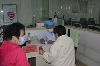 政協(xié)委員送醫(yī)進(jìn)社區(qū) 哈爾濱市香坊區(qū)政協(xié)“六進(jìn)”活動(dòng)全面啟動(dòng)